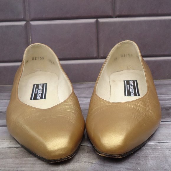 SIZE 7.5. Stuart Weitzman VTG gold /metallic leather shoes. - Picture 4 of 16